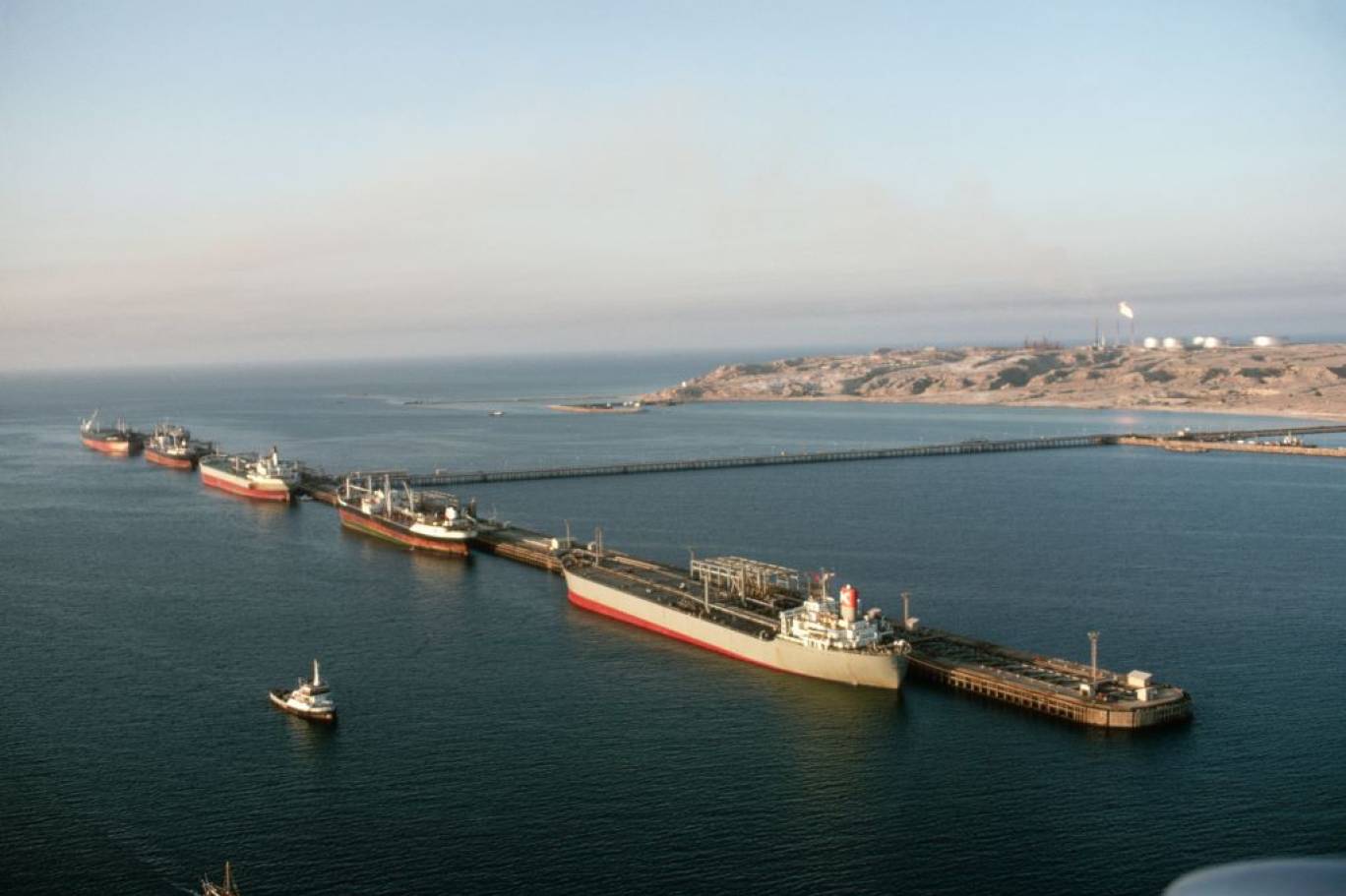 غارات تستهدف جزيرة خرج وجسرًا قرب قم