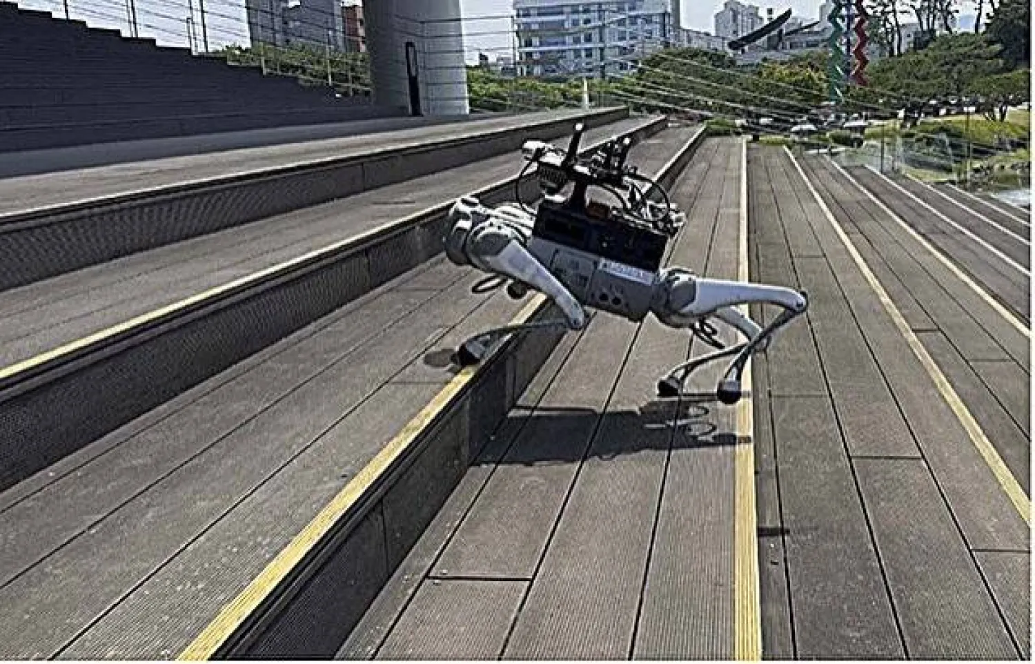 نظام جديد يمكّن الروبوتات رباعية الأرجل من تفادي العوائق أثناء الحركة