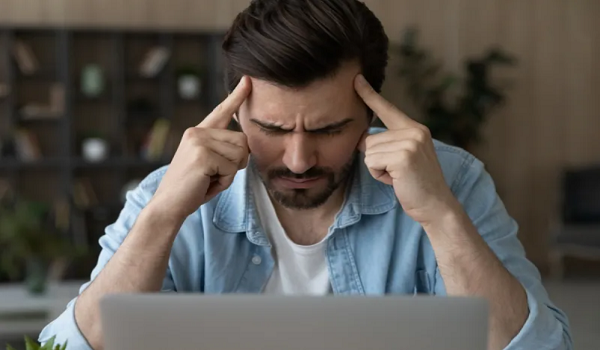 هل إغلاق العينين يُحسن الاستماع إلى الأصوات؟