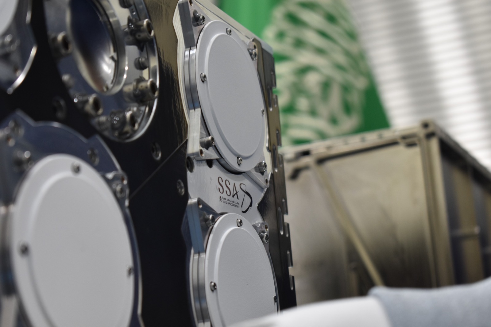 «شمس» المملكة يُشرق في الفضاء.. القمر الصناعي السعودي يُسجل إنجازاً تاريخياً بأيادٍ وطنية 