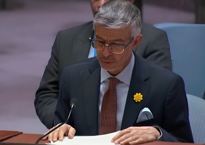 من ثعبان أولبرايت إلى عرفج الواصل.. كيف تقود الأزياء حروب الدبلوماسية؟