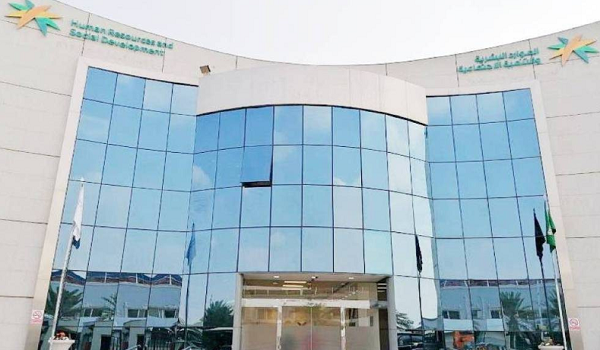 توطين 69 مهنة إدارية بنسبة 100%