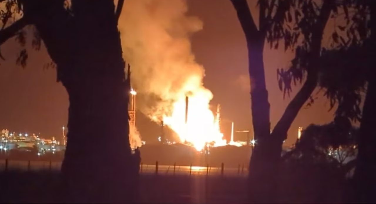 حريق ضخم يخرج عن السيطرة في مصفاة للنفط بأستراليا