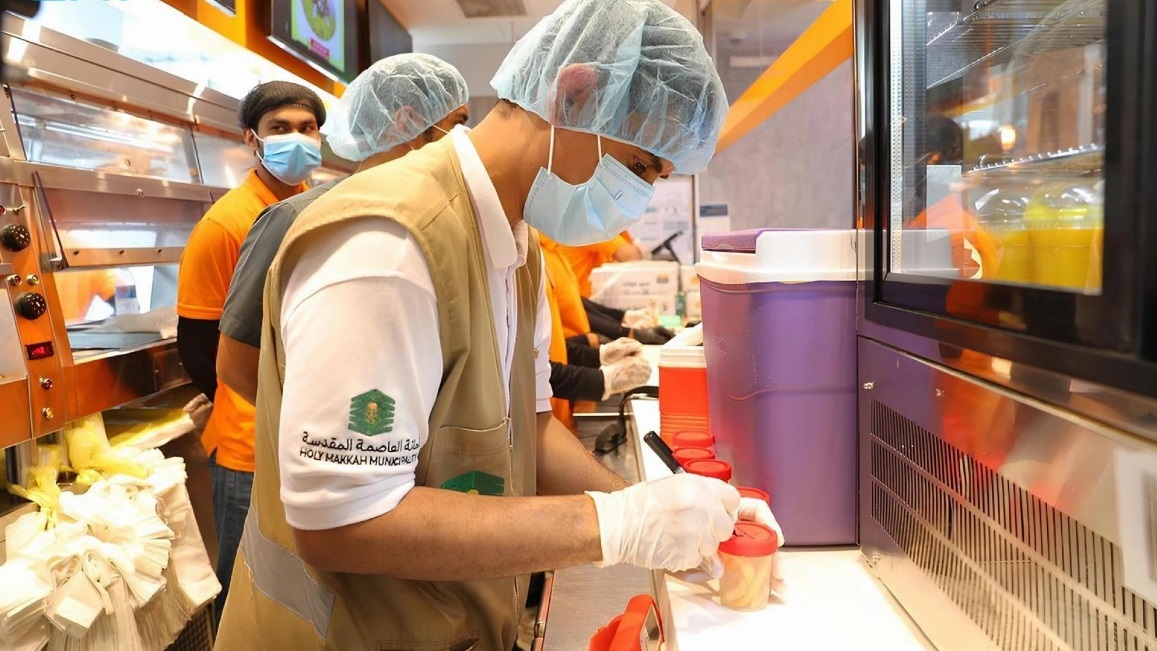 عقوبات تصل إلى 10 ملايين ريال.. منع تصنيع أو تخزين الغذاء دون ترخيص خلال الحج