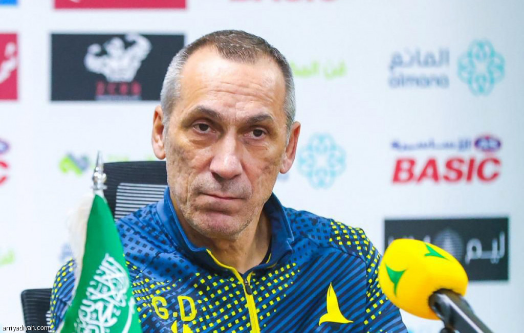 الخليج يبدأ مفاوضات التجديد مع مدربه دونيس