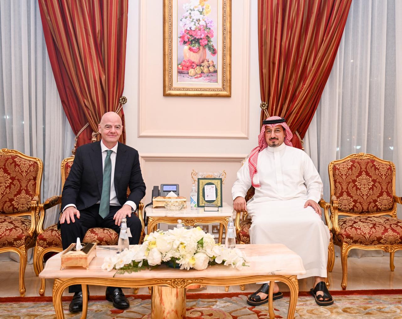 ياسر المسحل يلتقي رئيس فيفا لبحث تعزيز التعاون بين الاتحادين السعودي والدولي