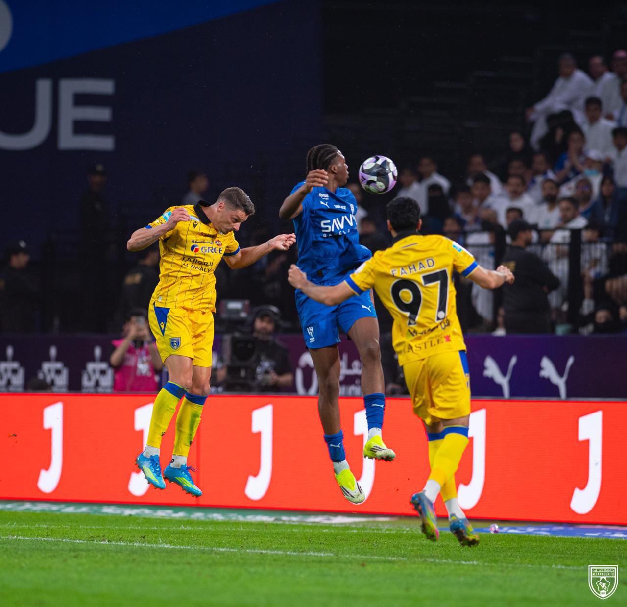 الهلال يتعثر بالتعادل أمام التعاون ويمنح هدية للنصر ‬