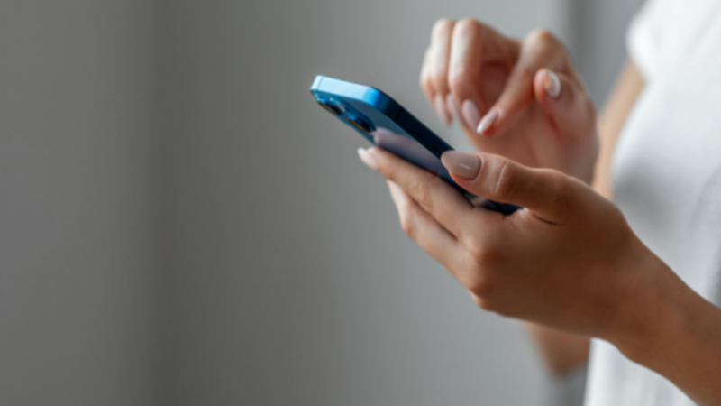 خلل تقني يحوّل هاتف مواطنة إلى مركز اتصالات مستشفى.. ومطالبات بالتعويض