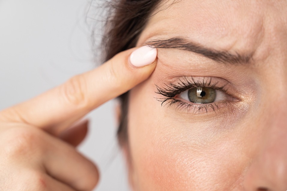 ارتعاش الجفن.. متى يصبح إنذارًا صحيًا خطيرًا؟