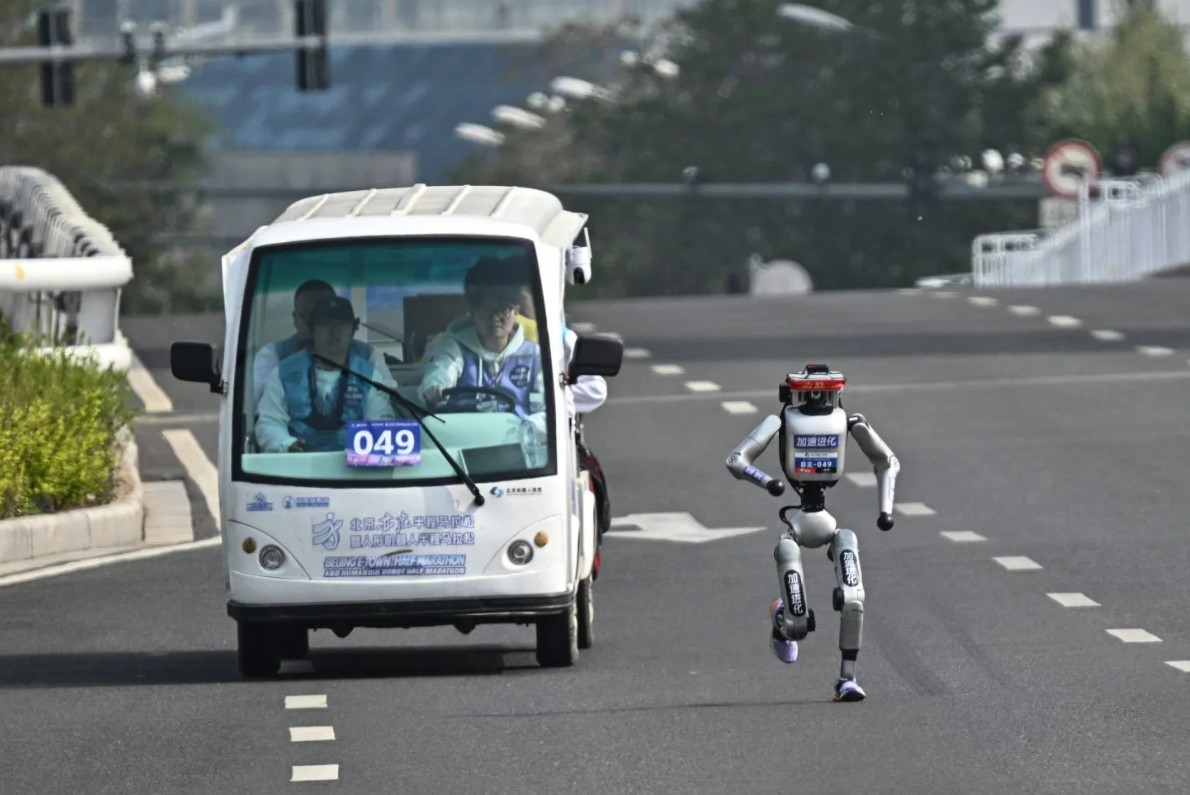 روبوتات رياضية تتفوق على متسابقين بشريين في ماراثون ببكين