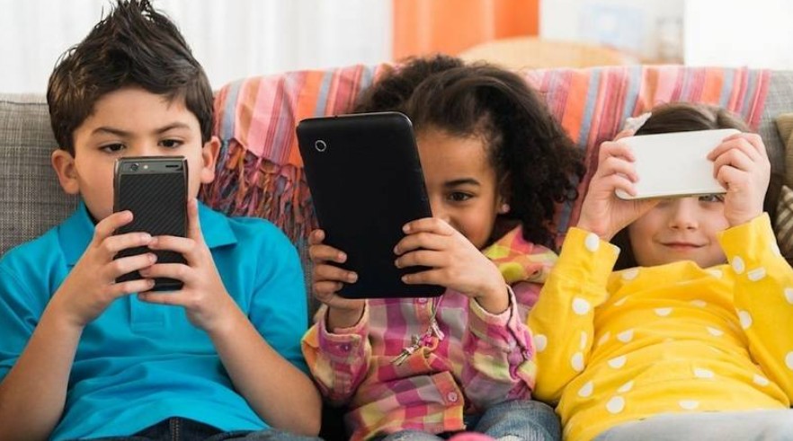 اليونان تحظر استخدام وسائل التواصل الاجتماعي لمن هم دون 15 عامًا