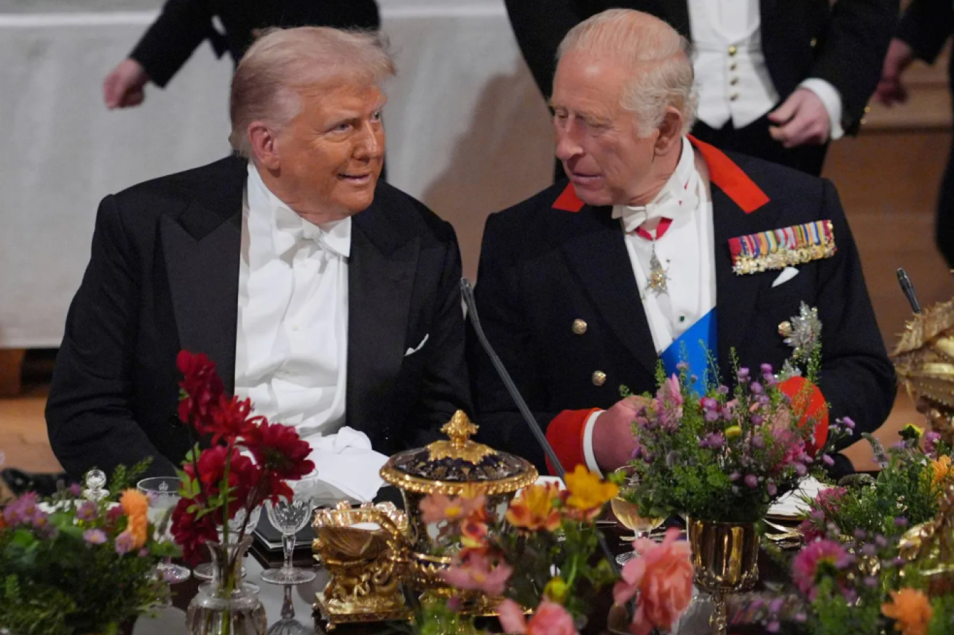 ما علاقة «الثوم والبصل والانحناء والهدايا» بزيارة ملك بريطانيا لواشنطن؟