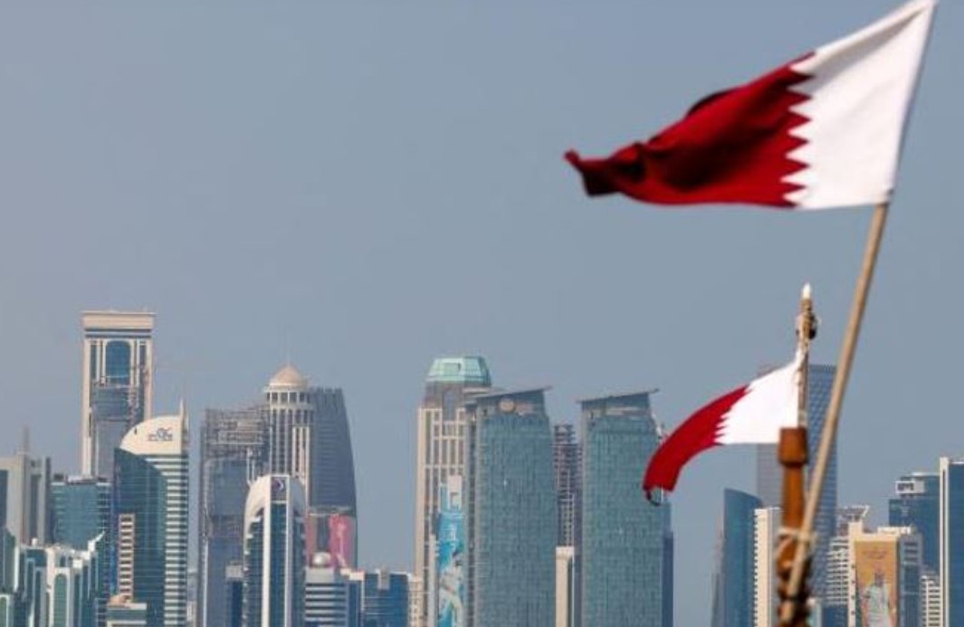 قطر: إخلاء ناقلة نفط بعد إصابتها بصاروخ إيراني وعلى متنها 21 شخصا