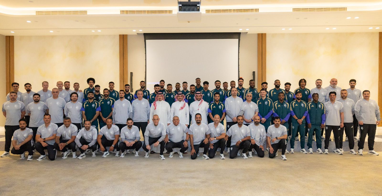 وزير الرياضة يجتمع مع الأخضر قبل السفر إلى أمريكا
