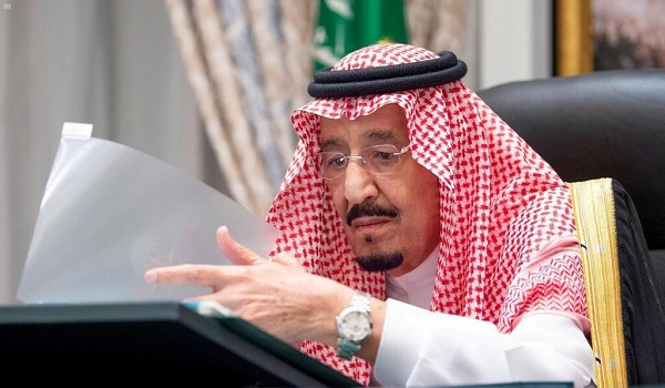 أحدها لوحة توثق ختمه للقرآن في سن العاشرة.. ما هي هدايا جمعيات التحفيظ لخادم الحرمين؟