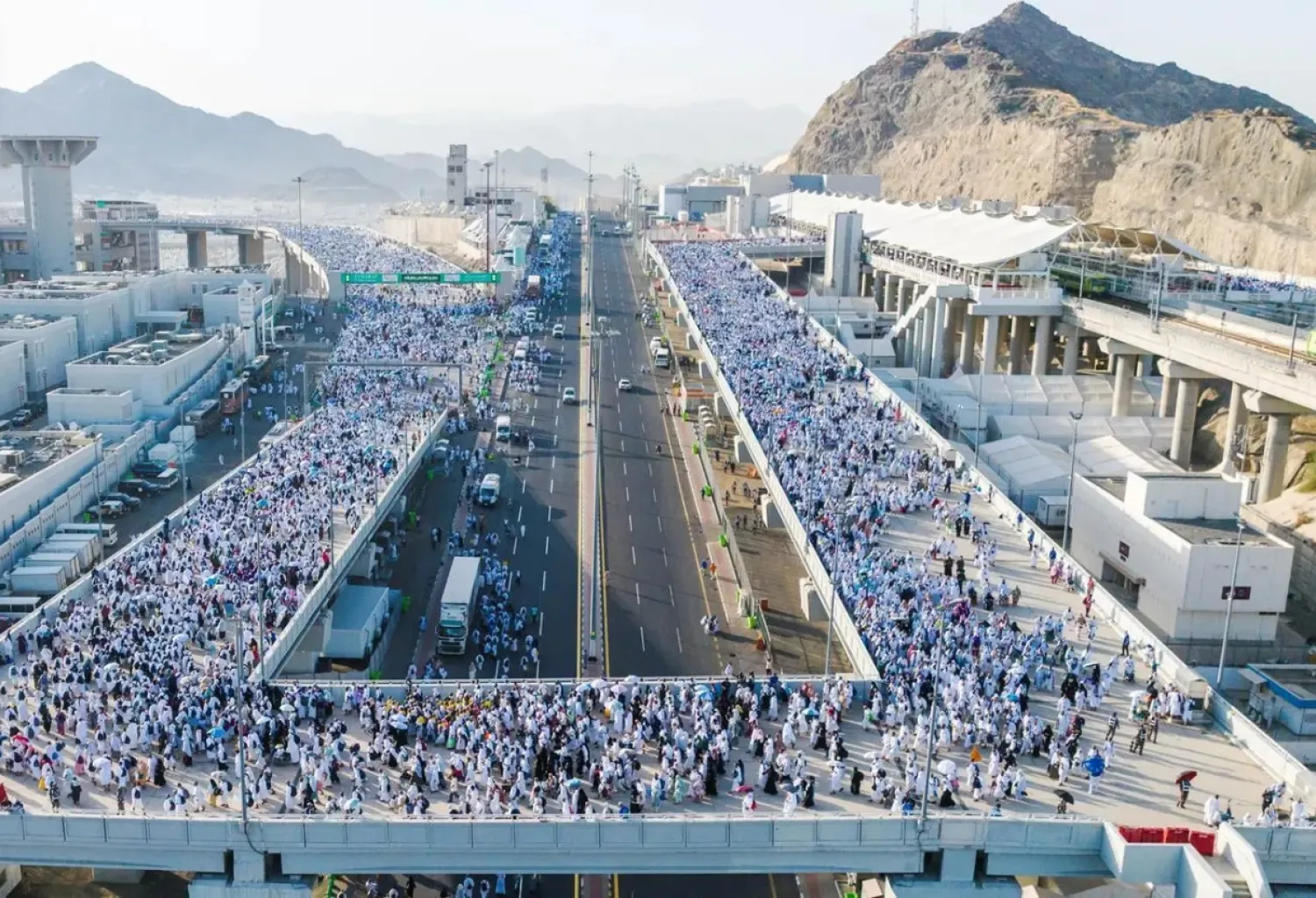 مع التلبية والتكبير.. حجاج بيت الله الحرام يبدأون رحلة منى في يوم التروية 