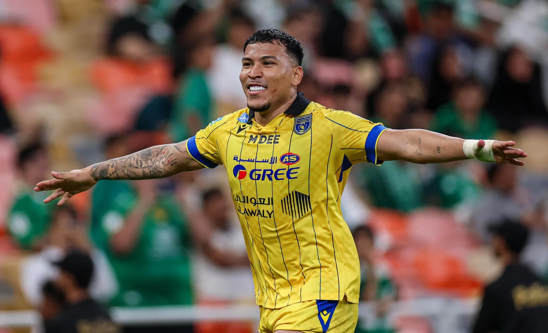 لاعب التعاون يهاجم الجهاز الفني لكولومبيا بسبب عدم استدعائه للمونديال روجر مارتينيز لاعب فريق التعاون