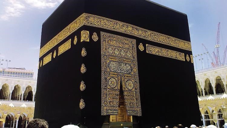 الخط العربي يزيّن الكعبة.. تحفة خطية تروي جمال الثلث الجلي داخل بيت الله الحرام