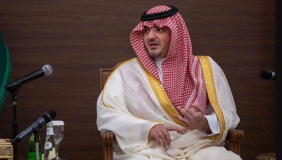 وزير الداخلية يطّلع على مبادرات التوجيه والإرشاد المنفذة خلال موسم الحج