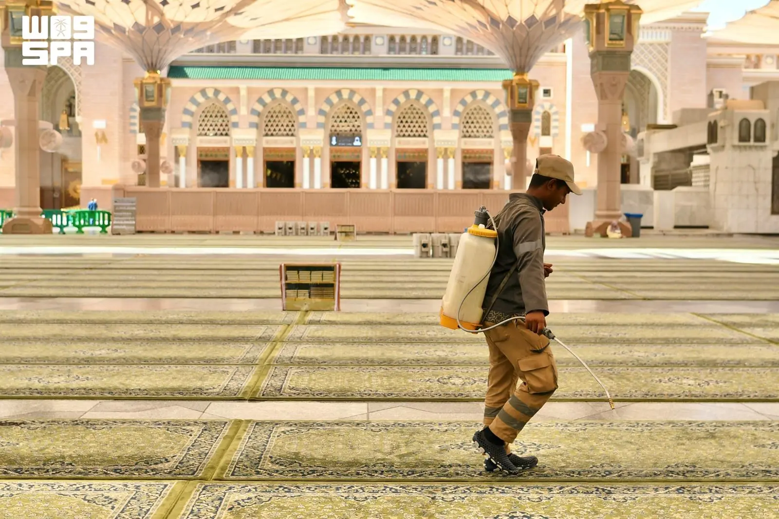 المدينة المنورة تستقبل زوار الداخل.. حركة نشطة وخدمات مكثفة حول المسجد النبوي 