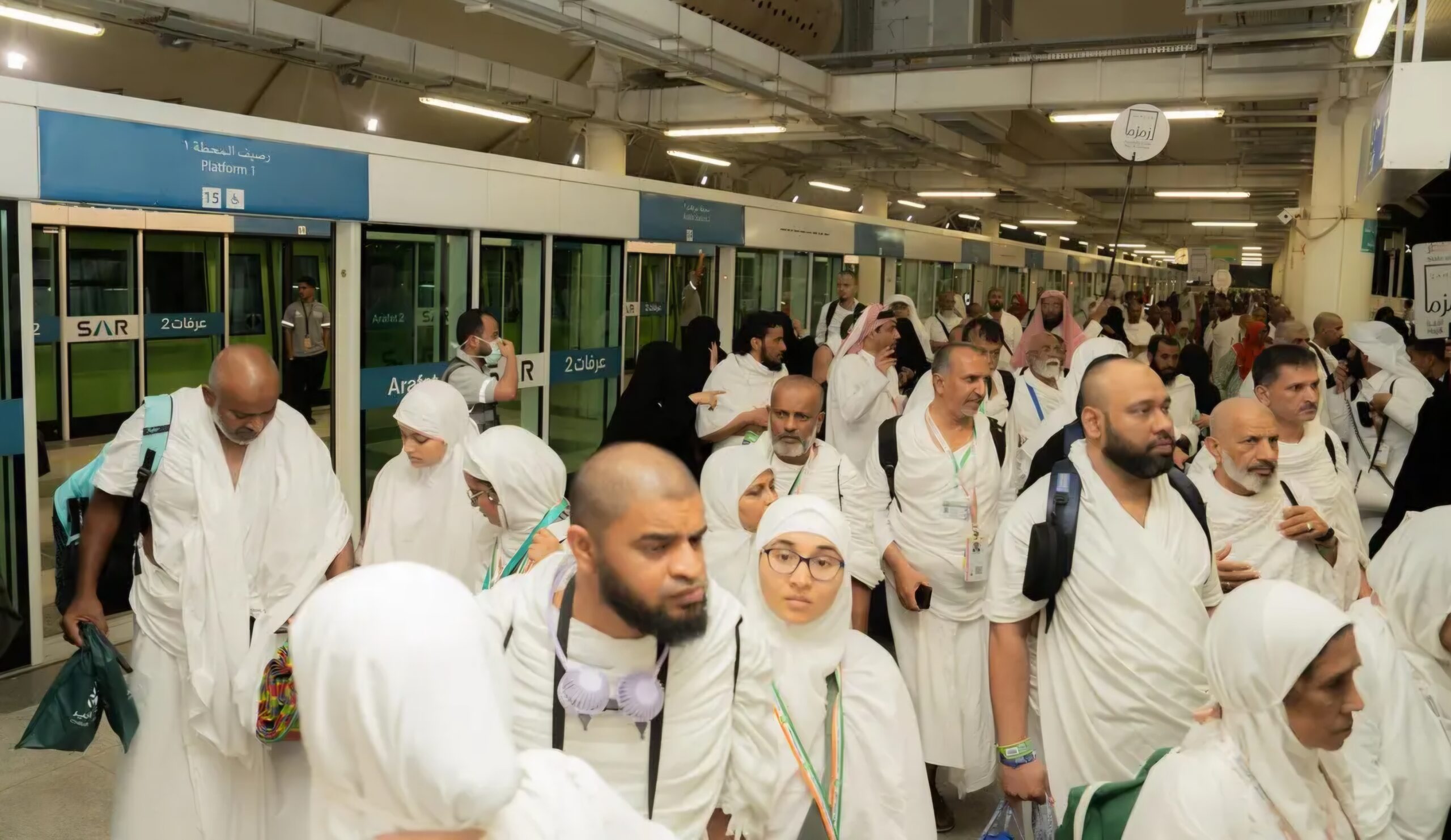 الحجاج يتدفقون إلى عرفات لأداء ركن الحج الأعظم