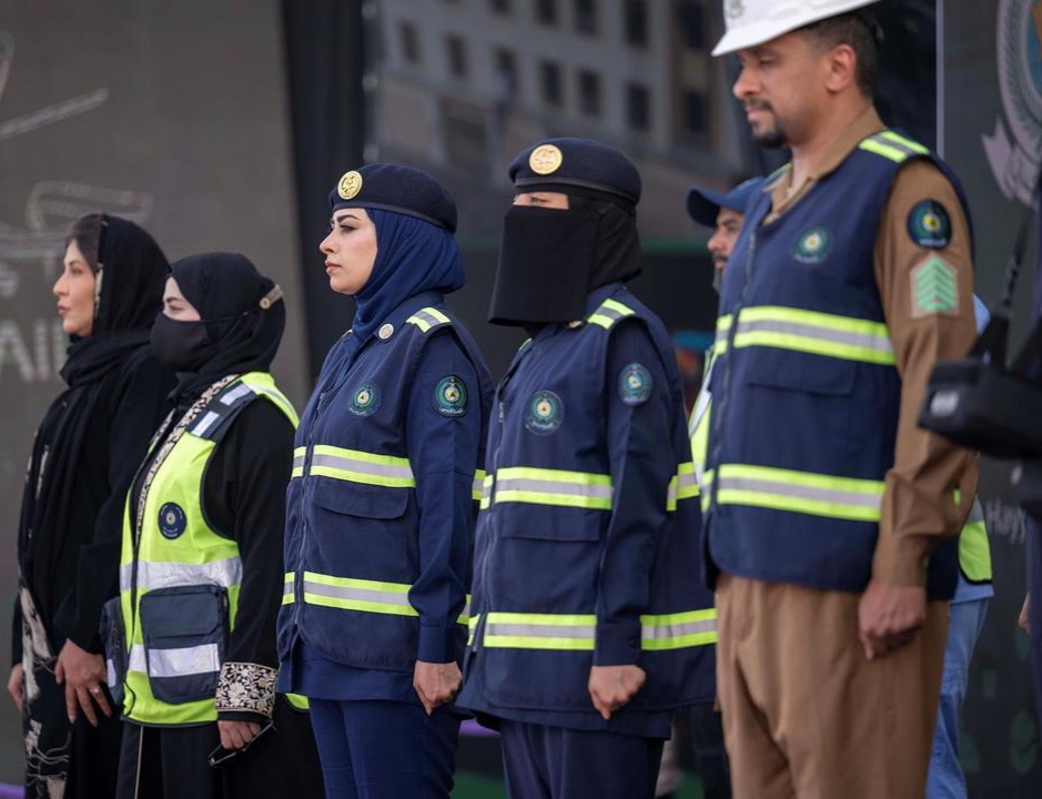 وزير الداخلية يتفقد وحدات الدفاع المدني في مشعر منى