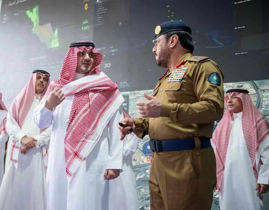 وزير الداخلية يتفقد وحدات الدفاع المدني في مشعر منى