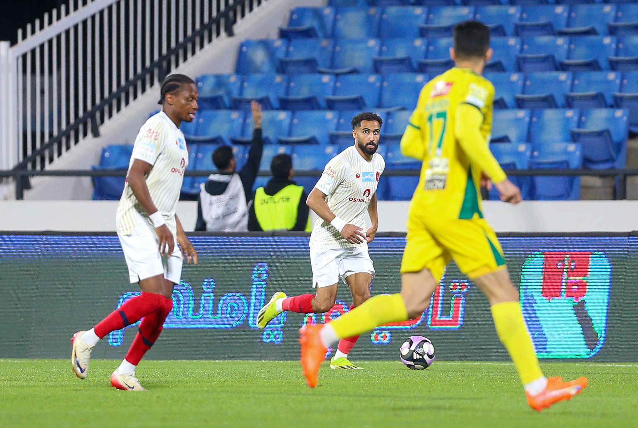 الخليج يواصل انتصاراته في دوري روشن بفوز ثمين أمام ضمك