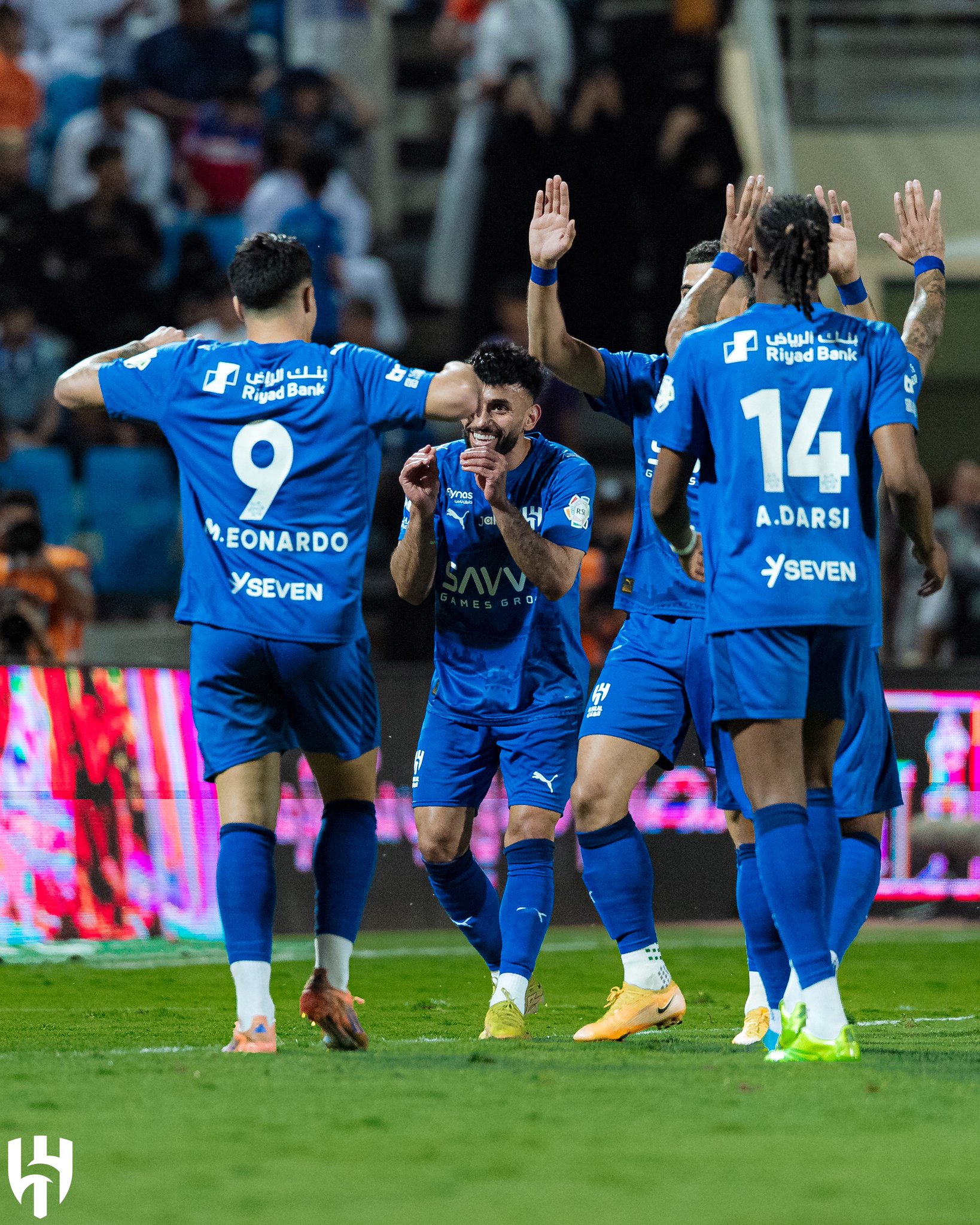 الهلال يفوز على الحزم بثلاثية ويربك حسابات النصر