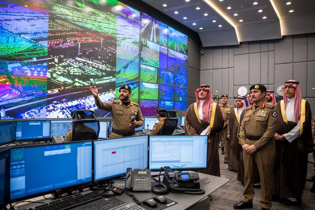 وزير الداخلية يتفقد مركز القيادة والسيطرة لأمن الحج ويتابع خطط تصعيد الحجاج إلى عرفات