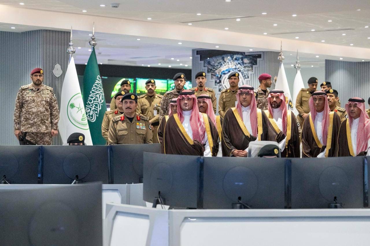 وزير الداخلية يتفقد مركز القيادة والسيطرة لأمن الحج ويتابع خطط تصعيد الحجاج إلى عرفات