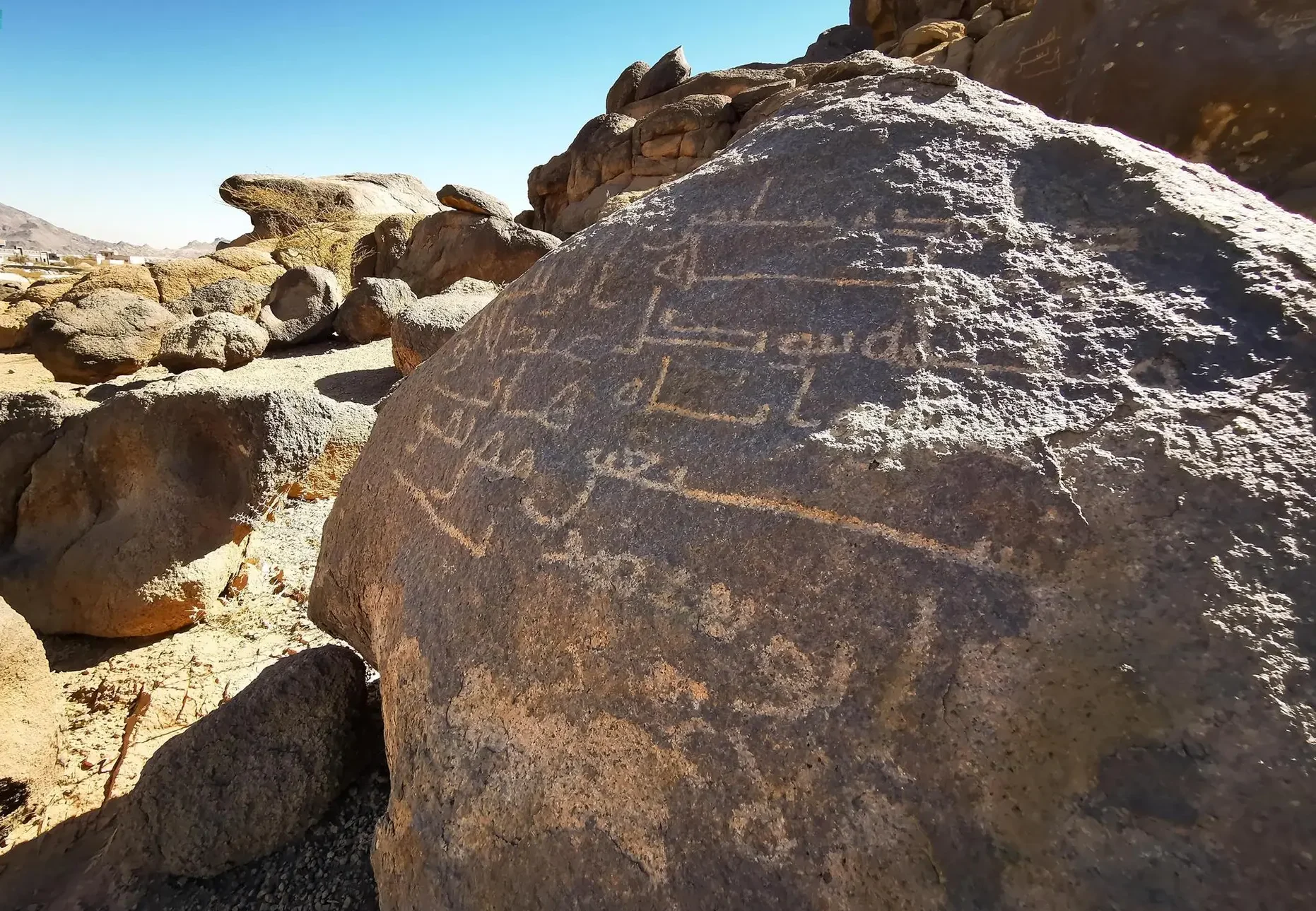 نقوش نجران الإسلامية.. ذاكرة حجرية توثّق بدايات الخط العربي ومسارات القوافل