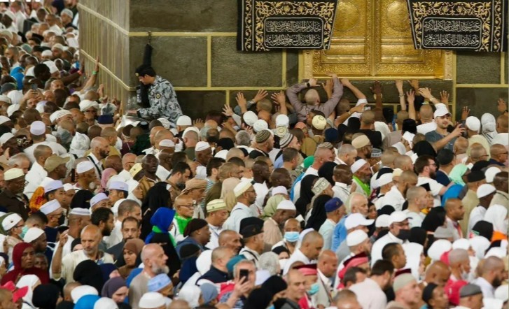 بقلوب خاشعة.. حجاج بيت الله الحرام يختتمون المناسك بطواف الوداع