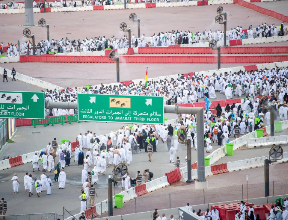 الحجاج يبدؤون رمي جمرة العقبة الكبرى بأول أيام عيد الأضحى
