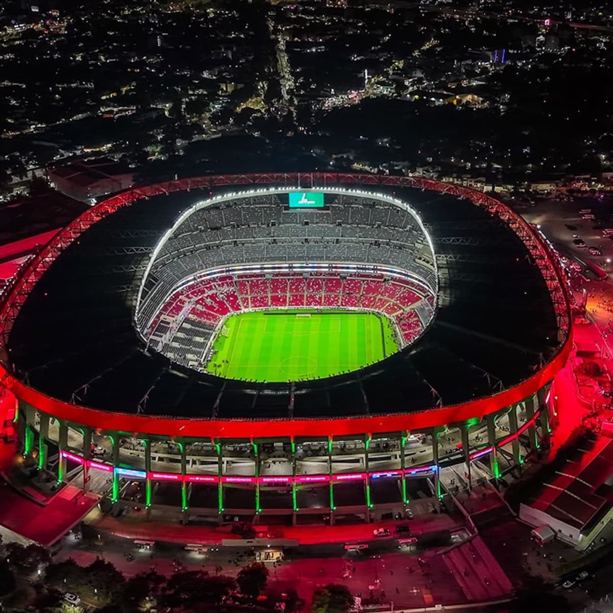 «التاج الأحمر» في المونديال.. صناعة سعودية تزين ملعب افتتاح كأس العالم