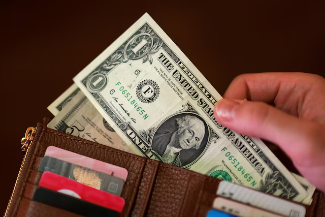 الدولار يرتفع بعد قرار الفيدرالي الأمريكي