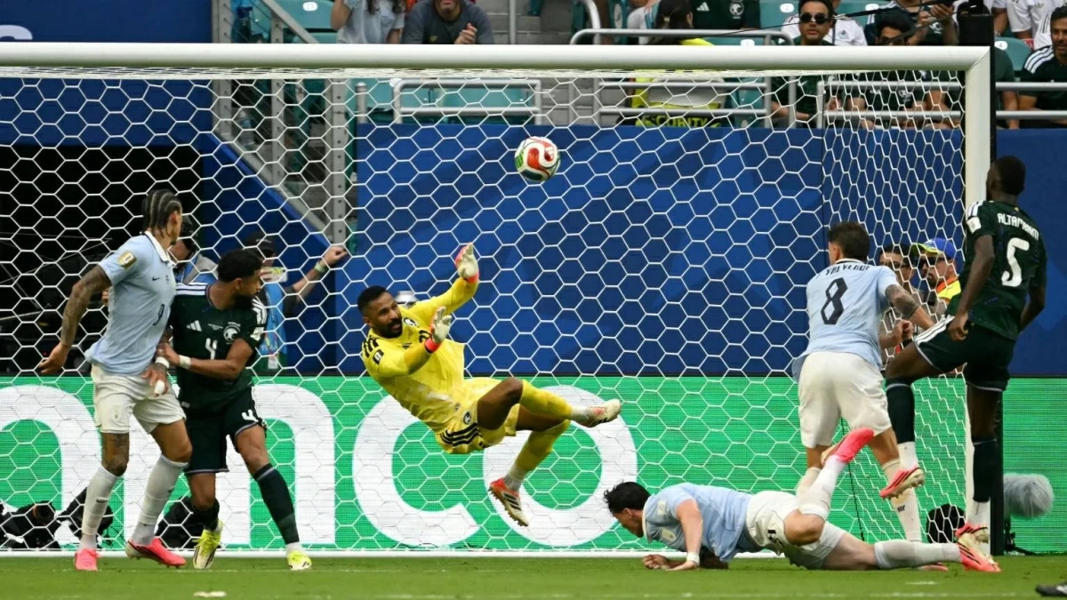 استثنائي وبطل.. صحف العالم تحتفي بتصديات محمد العويس أمام أوروغواي