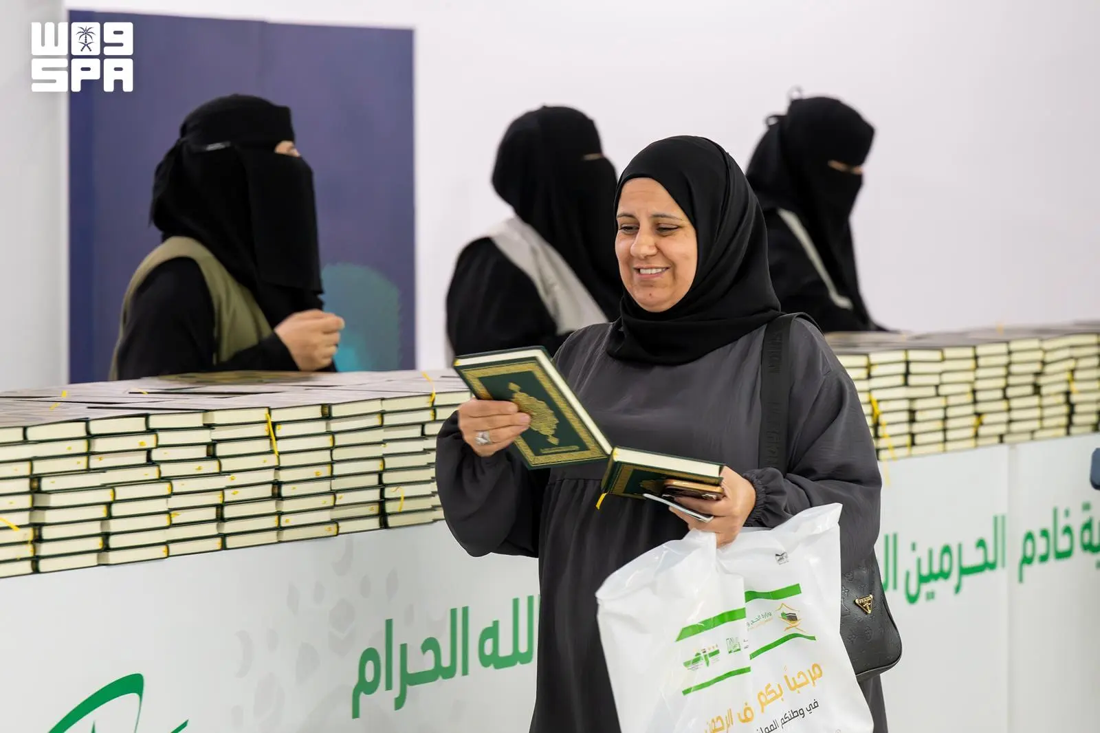 حجاج يتبادلون التجارب