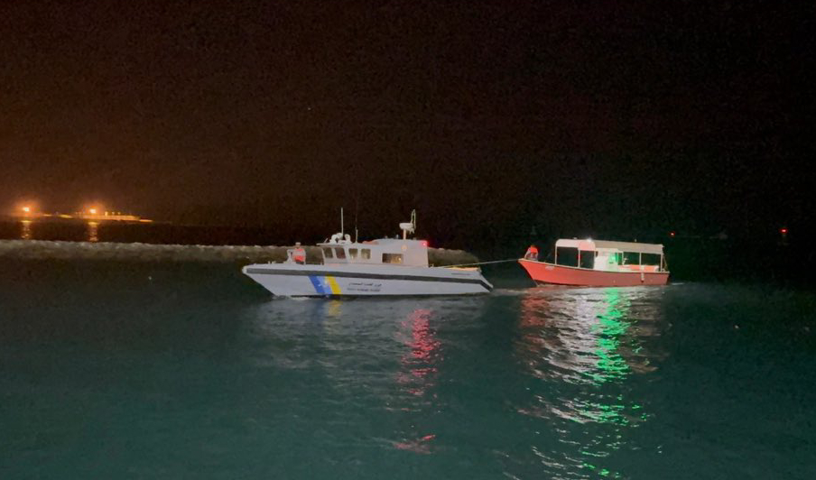 «حرس الحدود» يتدخل لنجدة مواطنين بعد تعطل واسطتهما البحرية في ينبع