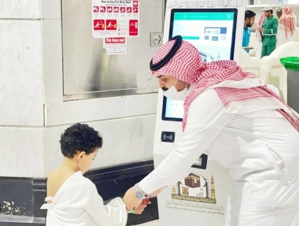 لطمأنينة ضيوف الرحمن.. كيف تحمي الأساور التعريفية أطفال الزوار في المسجد النبوي؟