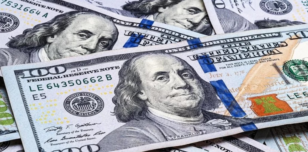 الدولار عند أعلى مستوى في 13 شهراً وسط توقعات متزايدة برفع الفائدة