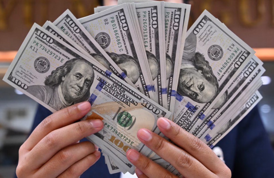 الدولار يتجه لخسارة أسبوعية مع ترقب تطورات الشرق الأوسط
