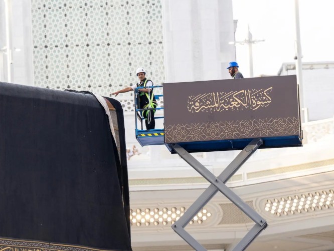 في 3 ساعات فقط.. إتقان وكفاءة وطنية تختصر زمن تغيير كسوة الكعبة المشرفة