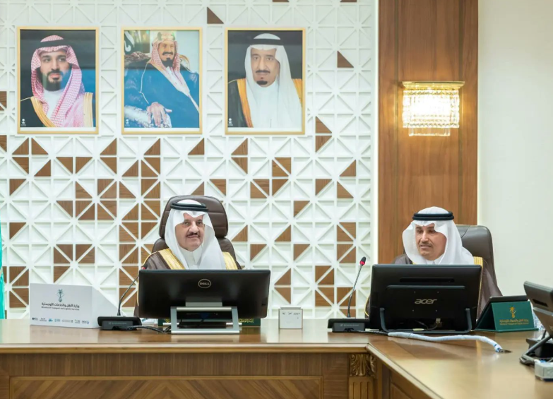 أمير الشرقية يدشّن 6 مشاريع طرق بـ406 ملايين ريال ويشهد اتفاقيات نقل تتجاوز 3 مليارات