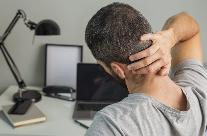 مخاطر خفية للعمل عن بُعد.. تأثيرات تمتد من آلام الظهر إلى ال