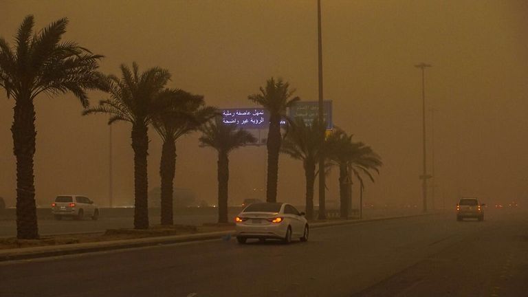 «المركز الإقليمي للعواصف»: 13 ساعة من الحالات الغبارية بالإقليم خلال يوم واحد