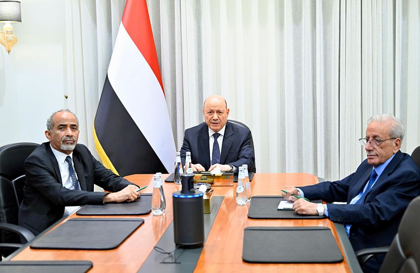 الحوثيون يخنقون اليمنيين ويفتحون مطار صنعاء لإيران.. مخطط لضرب «اليمنية» وفرض «ماهان»