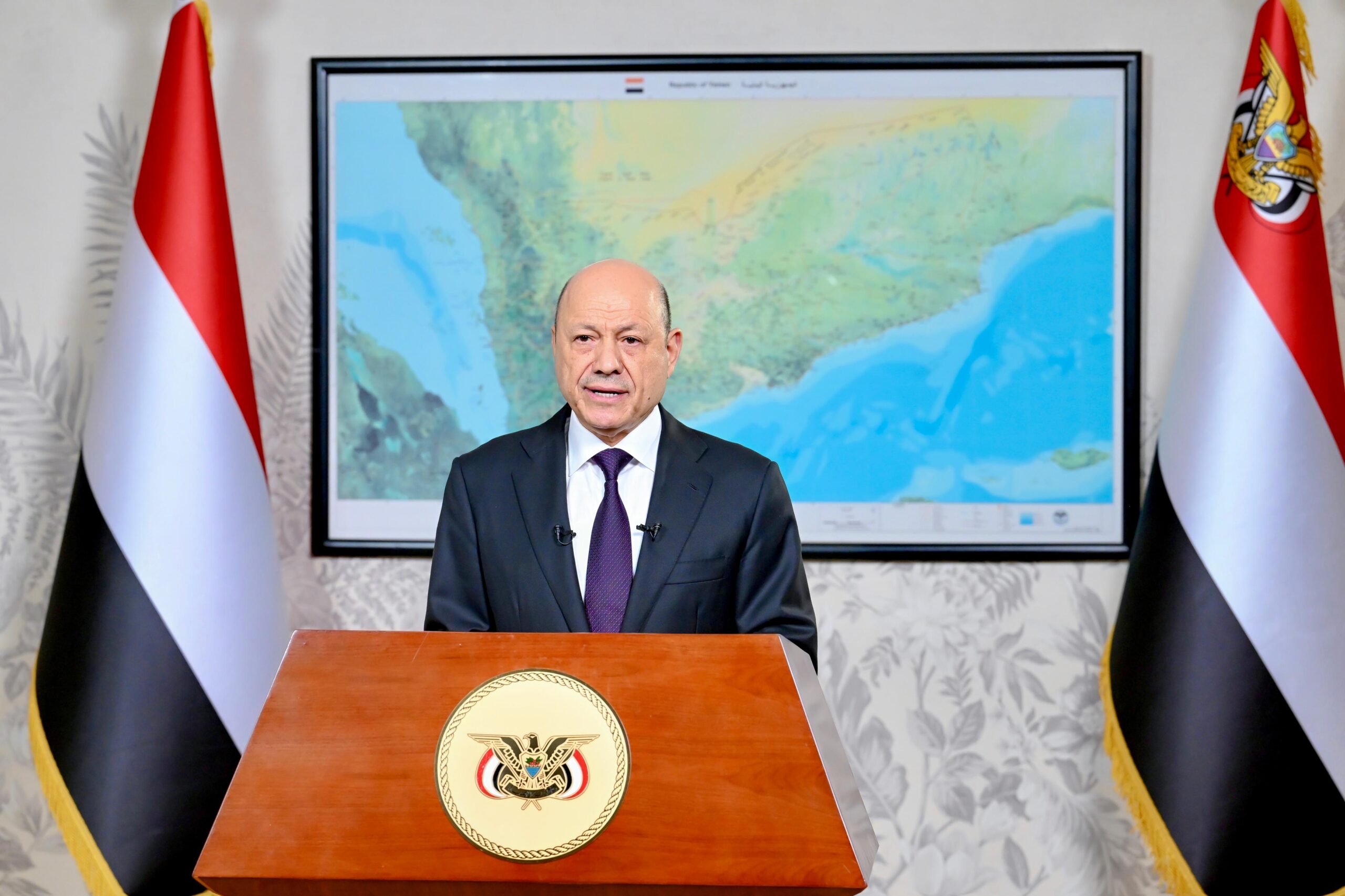 العليمي: الحكومة اليمنية تعمل مع تحالف دعم الشرعية لحماية الممرات المائية