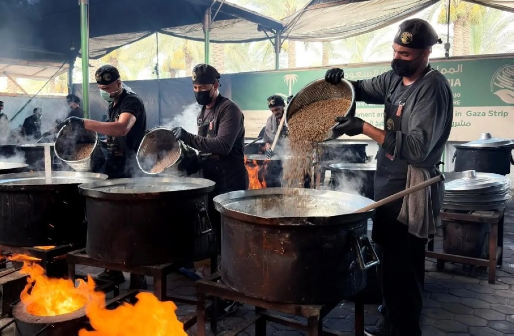 توزيع 176 خيمة إيواء و24.5 ألف وجبة للأسر النازحة في خان يونس