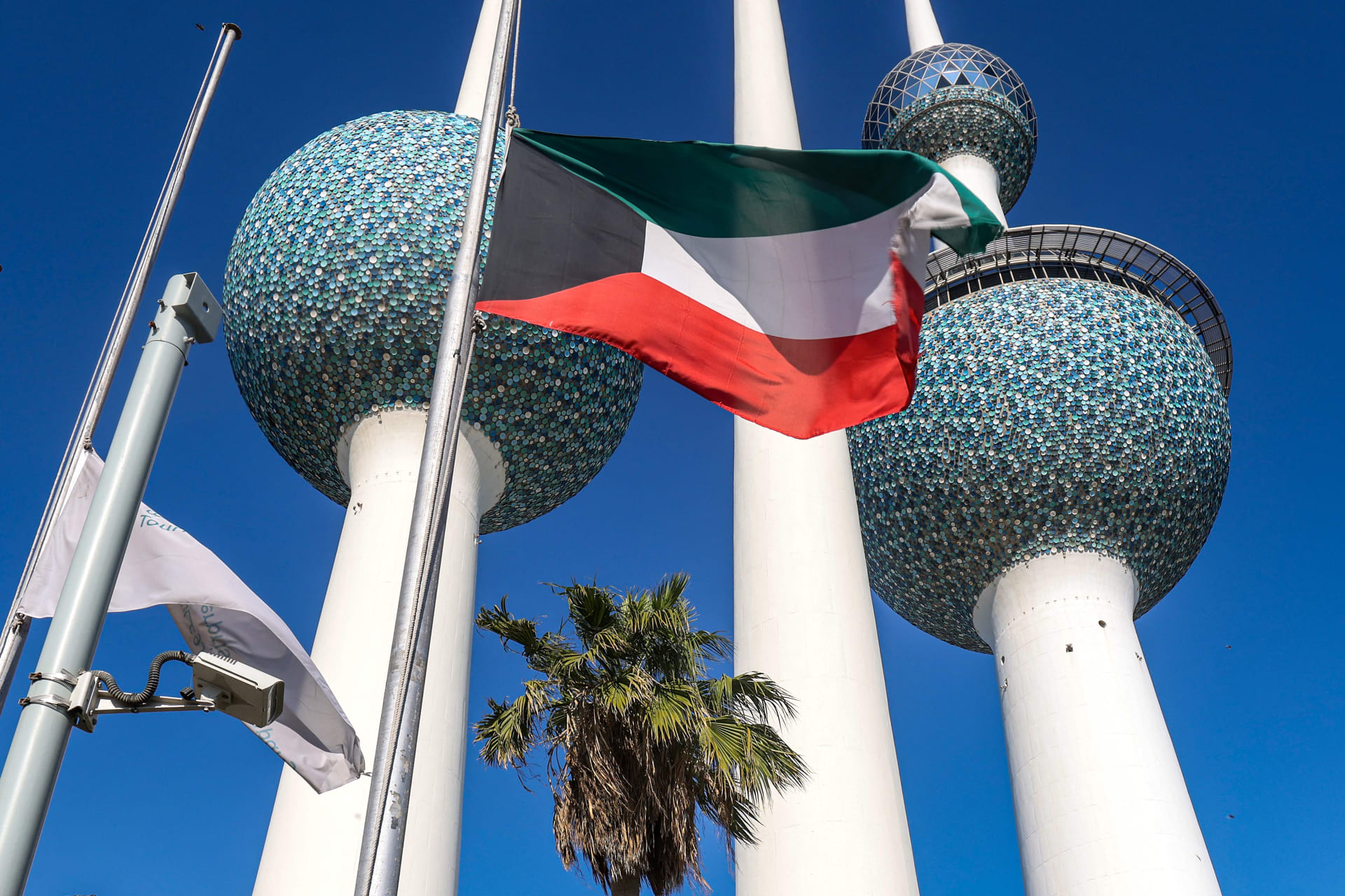 الكويت تدين وتستنكر تكرار هجمات الحوثيين على السفن في البحر الأحمر